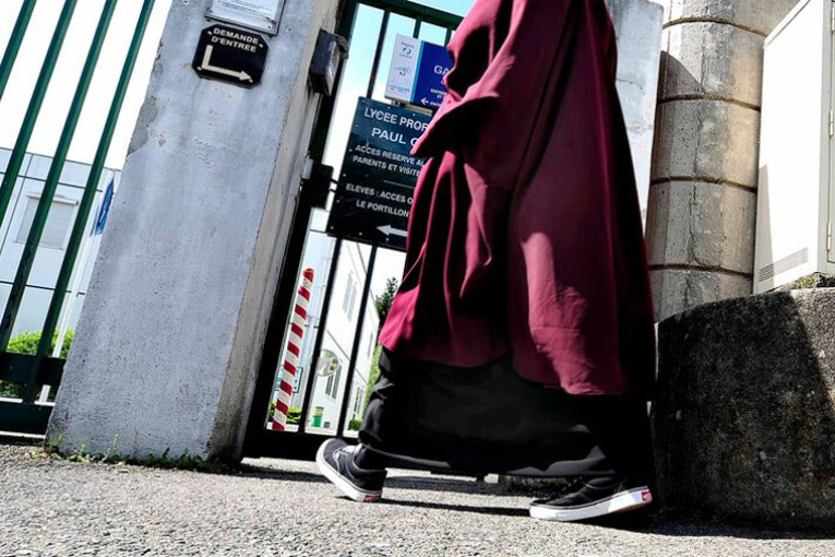 فرنسا: مجلس الدولة يؤيّد منع ارتداء العباءة في المدارس