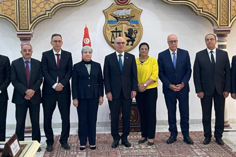 اجتماع وزاري حول ملف استرجاع الأموال المنهوبة الموجودة بالخارج