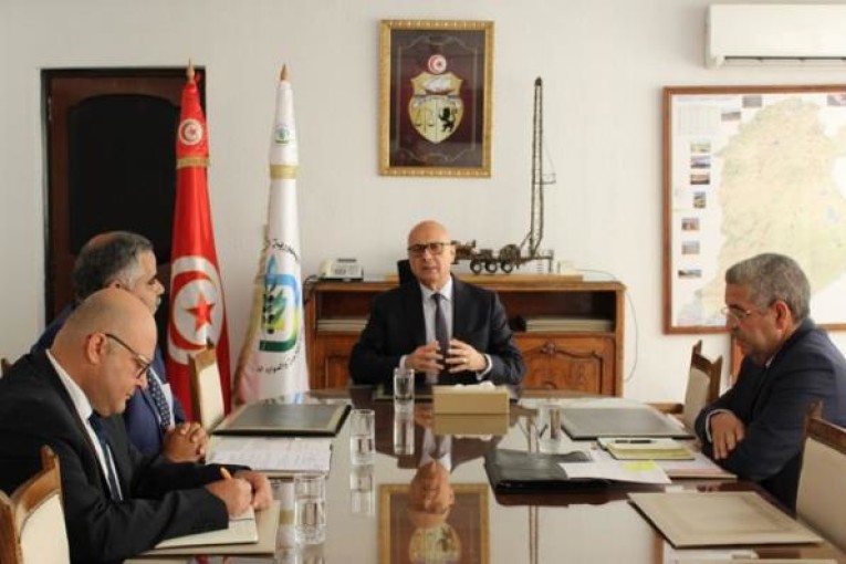 وزير الفلاحة يوصي بضبط برنامج عمل قطاع البياطرة للتوصل الى حلول للنقاط العالقة