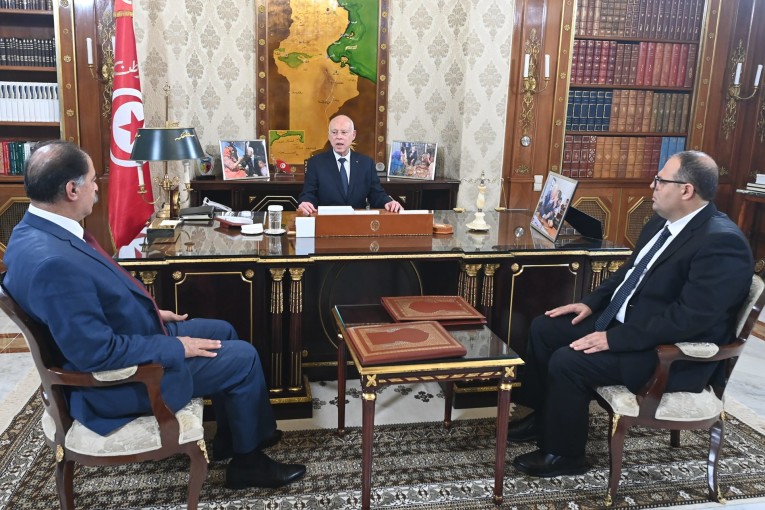 لدى استقباله الفقي وسعيدان : رئيس الجمهورية يدعو إلى تكثيف الدوريات الامنية في كل مناطق البلاد