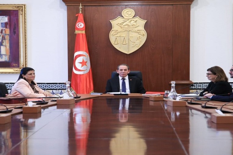 ئيس الحكومة يجتمع بمحافظ البنك المركزي ووزيرة المالية للبحث في  اليات وتصورات التوازنات المالية للبلاد على المدى القريب والمتوسط