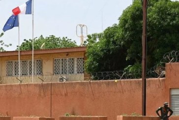 لوموند: فرنسا بدأت محادثات لسحب قواتها من النيجر