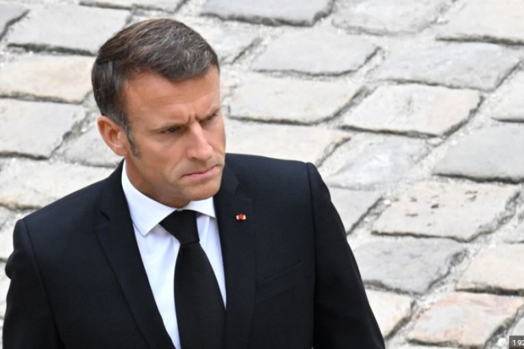 ماكرون: المجلس العسكري فى النيجر يحتجز السفير الفرنسي كرهينة