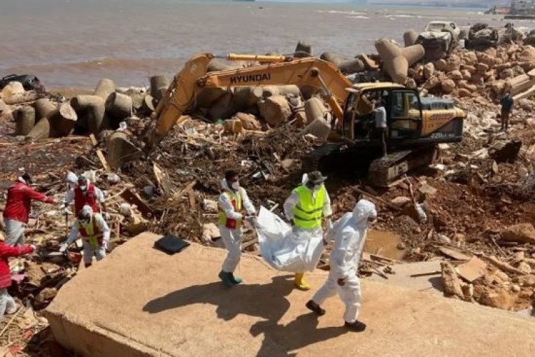 كارثة درنة.. دعوات لوقف الدفن الجماعي وتوفير أكياس للجثث