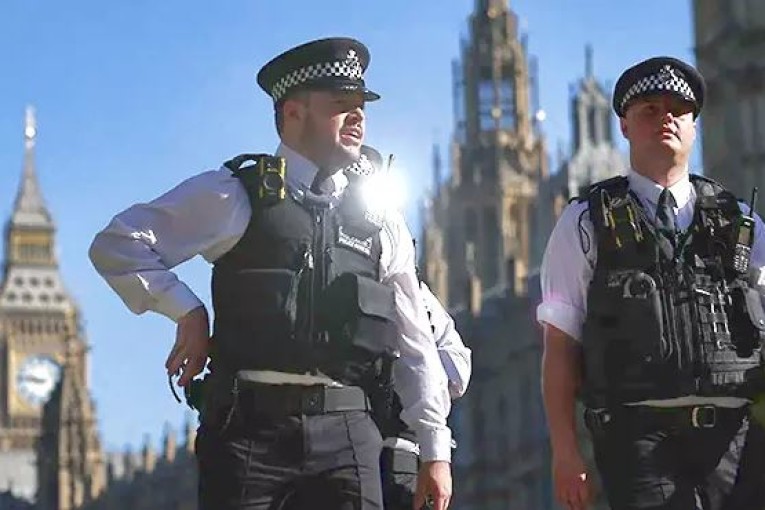 شرطة لندن تتمرد.. عشرات الضباط يرفضون حمل السلاح