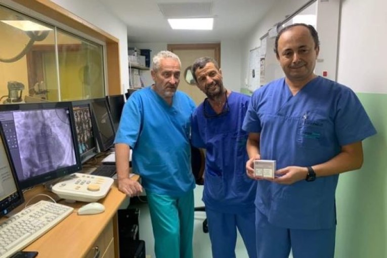 فريق طبي ينجح في تدخل طبي نوعي في زراعة صمام رئوي دون جراحة لطفل مصاب بتشوه خلقي معقد في القلب