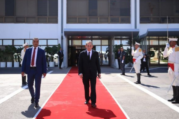 رئيس الحكومة يتحوّل للجزائر