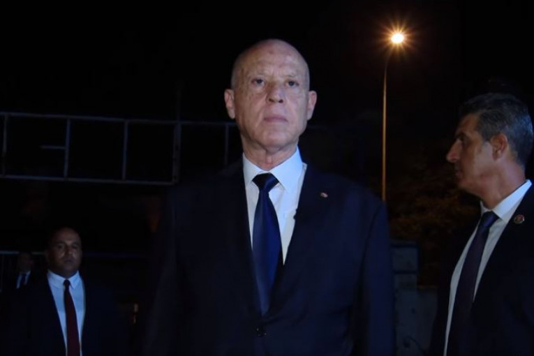 قيس سعيّد: ”بالأمس يصف خصمه بالسفاح.. واليوم يسانده ”