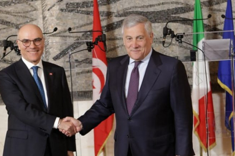 إيطاليا وتونس توقعان على مذكرة بشأن الهجرة النظامية