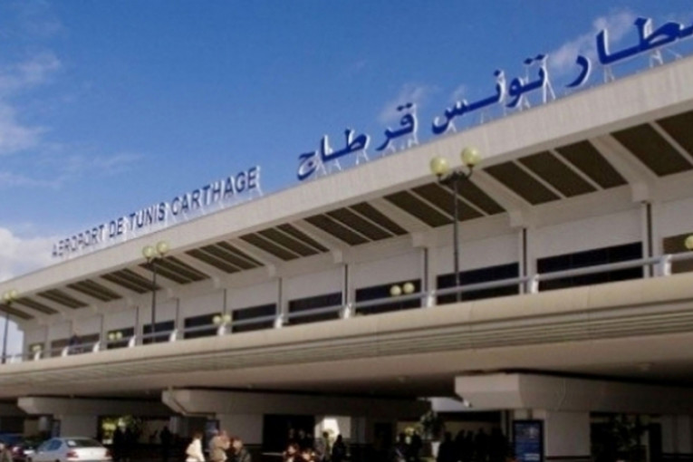 الخارجية تنفي ‘احتجاز مواطنين مغاربة’ في مطار تونس قرطاج