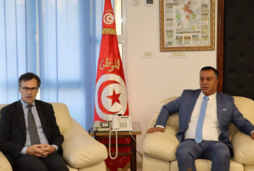 سفير إيطاليا بتونس يُسلّم معدات نظافة لبلدية تطاوين