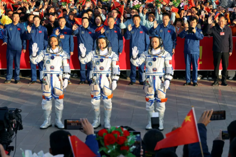 للقيام بتجارب في الطب والتكنولوجيا: الصين ترسل أصغر طاقم إلى الفضاء
