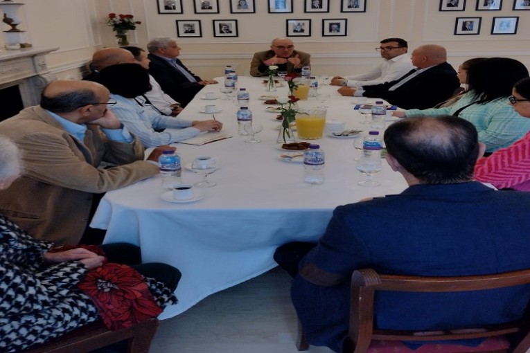 وزير الخارجية يجتمع بأعضاء سفارة تونس بلندن وبممثلي الهياكل التونسية المعتمدة بالمملكة المتحدة