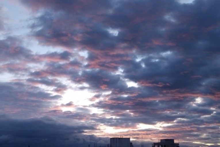 هذه الليلة: الأجواء مغيمة جزئيا بأغلب الجهات والحرارة بين 18 و30 درجة