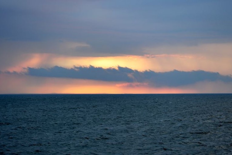 هذه الليلة: طقس قليل السحب وضباب محلي آخر الليل والحرارة بين 19 و24 درجة