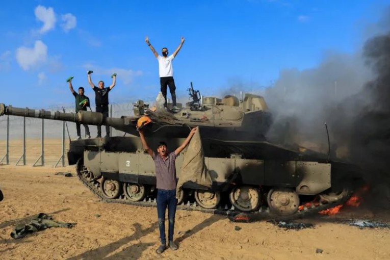 “طوفان الأقصى”.. أسرى و250 ق_ت_ي_لا و1100 ج_ر_ي_ح إسرائيلي ومواقع بقبضة الم_ق_او_م_ة