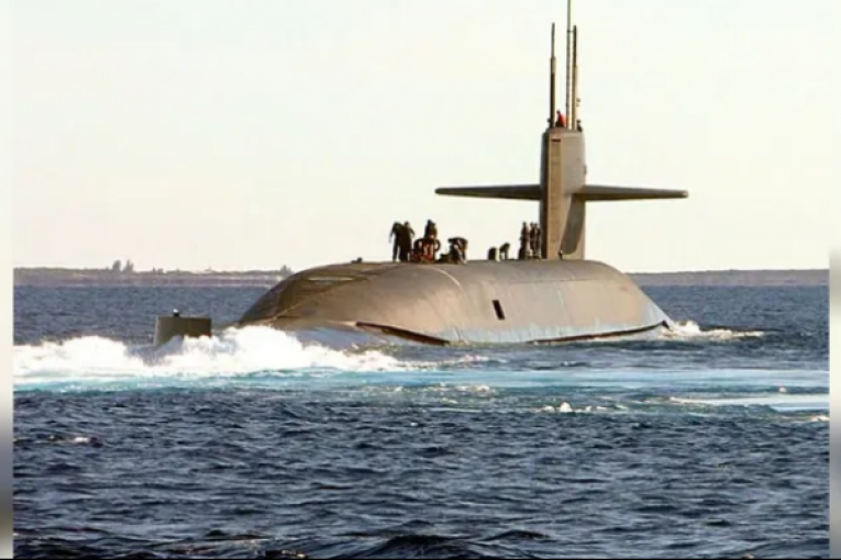 غواصة نووية أمريكية تنضم إلى حاملتي طائرات في الشرق الأوسط