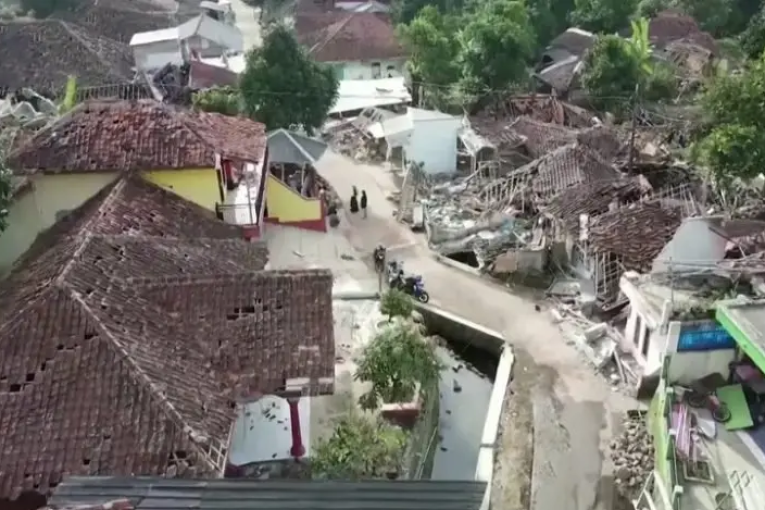 زلزال بقوة 7.1 درجة يضرب بحر باندا في إندونيسيا