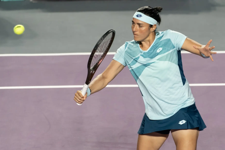 أنس جابر تنهزم أمام إيغا شفيونتيك وتودّع بطولة كانكون