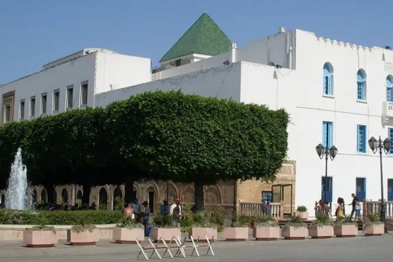 ديوان رئيس الحكومة: أحكام قضائية بتعليق نشاط 97 حزبا