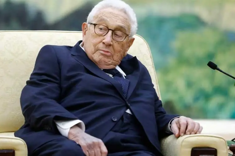 وفاة وزير الخارجية الأمريكي الأسبق هنري كيسنجر عن 100 عام