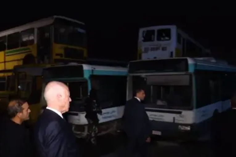 رئيس الدولة: السرقة والفساد هما سبب النقص في الحافلات.. والمواطن يعاني