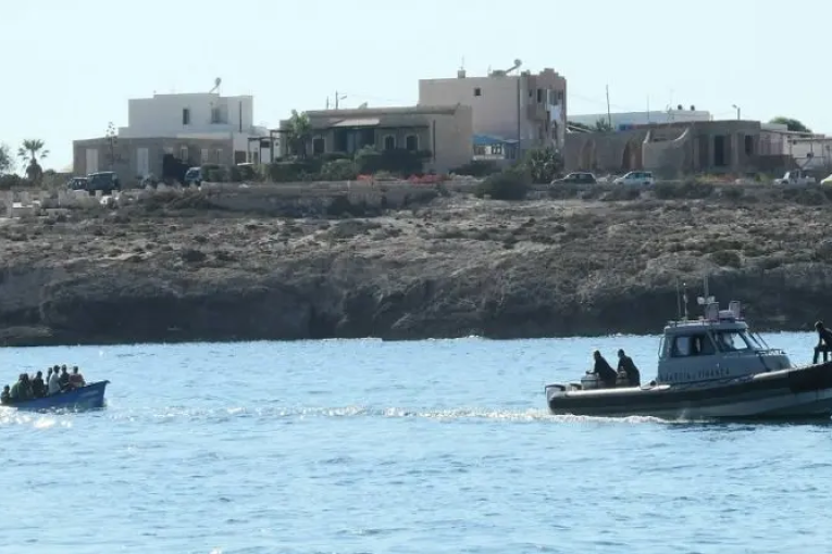 إيطاليا: إخلاء إحدى نقاط لامبيدوزا الساخنة