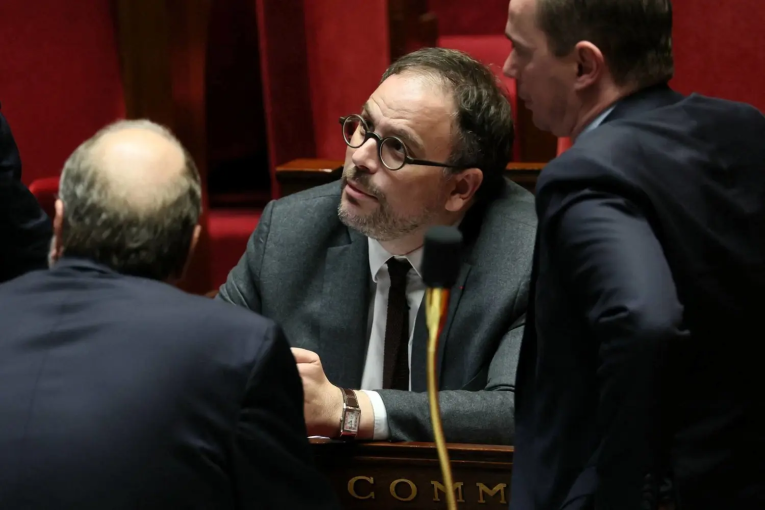 استقالة وزير الصحة الفرنسي بسبب قانون الهجرة الجديد