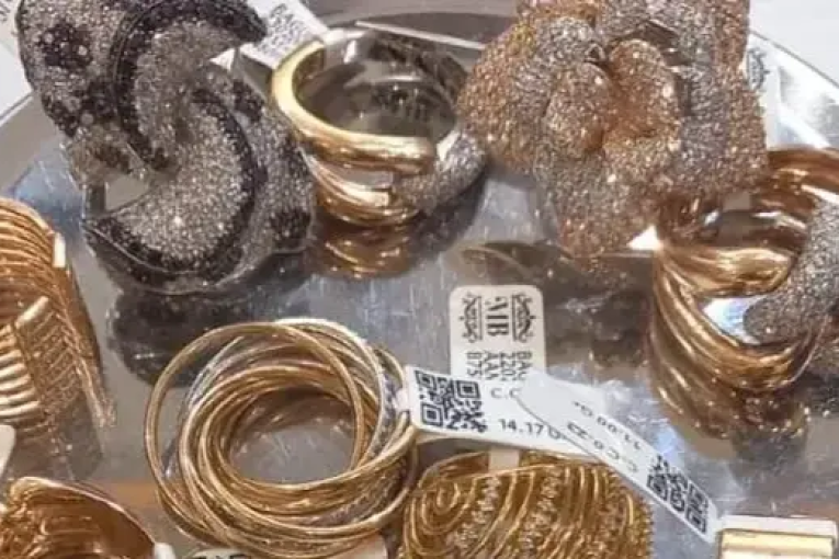 قيمتها تتجاوز المليون دينار.. حجز أموال ومعادن ثمينة مخبأة في مرحاض !