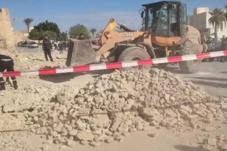 القيروان: انهيار جزء من سور المدينة العتيقة يسفر عن اصابة 03 اشخاص بكسور
