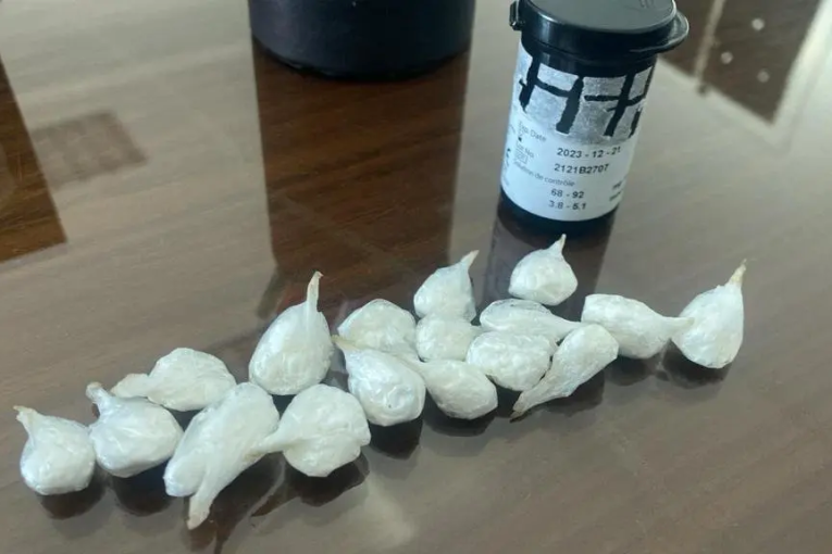 حفوز: الإطاحة بمروّج مخدرات.. حجز كميات من الكوكايين ومبلغ مالي