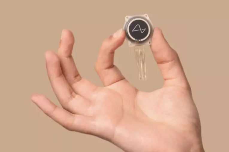 إيلون ماسك يعلن نجاح زرع شريحة دماغية في أول إنسان