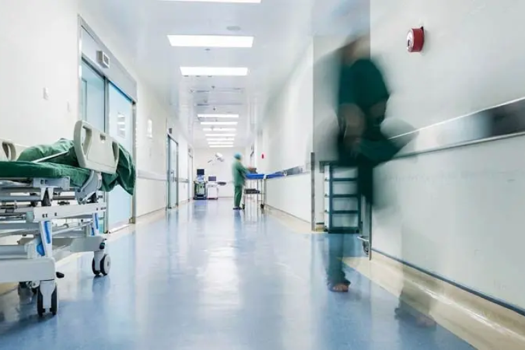 بسبب جثة مهاجر: الإحتفاظ بعشرة إطارات طبية وإدارية بمستشفى بأريانة