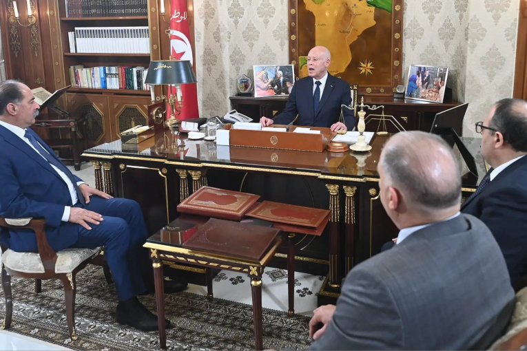 رئيس الدولة يطّلع على الوضع الأمني للبلاد ويدعو إلى فرض احترام القانون