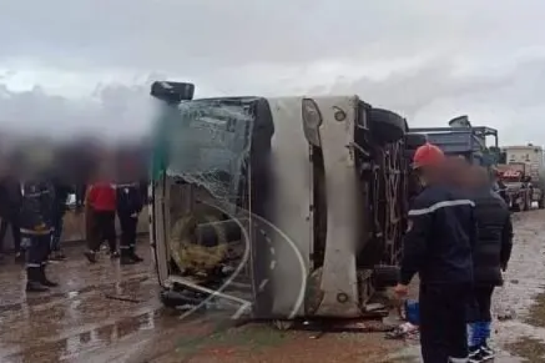 الجزائر: قتيل وجرحى في انقلاب حافلة تقلّ أحباء ‘شباب عين تموشنت’