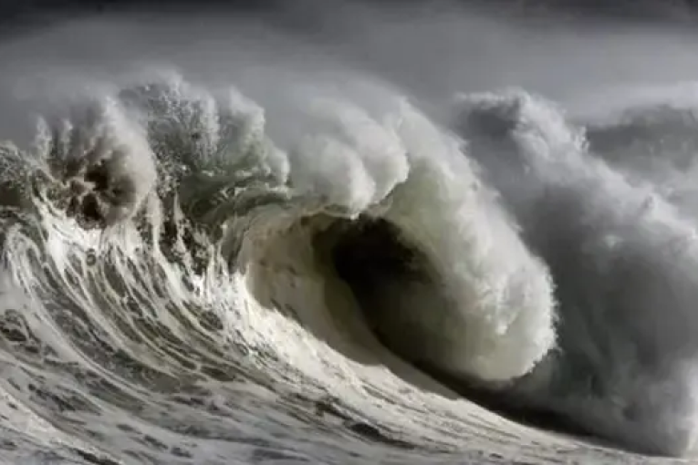 يهم البحّارة: رياح قوية وأمواج يتجاوز ارتفاعها 7 أمتار.. انتبهوا!