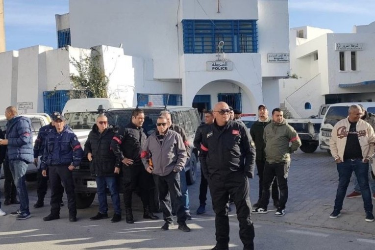 الحمامات: اعوان الامن يحتجون بعد ايقاف رئيس فرقة الشرطة العدلية ومساعده