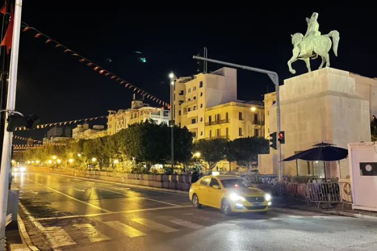 رئيس الدولة يُسدي تعليماته لرفع الحواجز الأمنية في شارع الحبيب بورقيبة