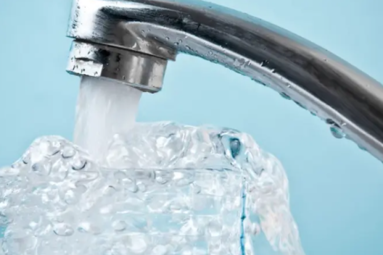 بكلفة 843 ألف دينار.. 100 عائلة بمنطقة بلاني بمساكن تتزوّد بمياه الشرب