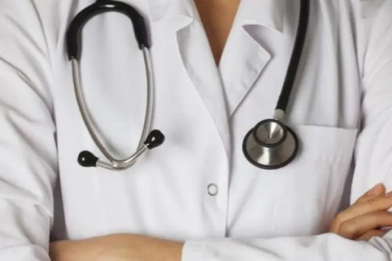 مهنيو الصحّة يحملون الشارة الحمراء