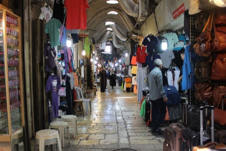 الترخيص للعاملين بالمحلات التجارية في كامل تراب الجمهورية بالعمل بعد الساعة العاشرة ليلا