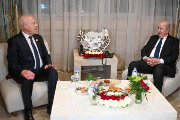 رئيس الجمهورية يختتم زيارته إلى الجزائر بلقاء تبّون