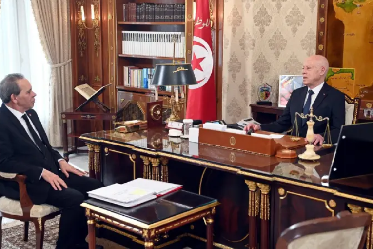 رئيس الجمهورية يثير ملف المناولة مجددا ويكشف عن جملة من التجاوزات