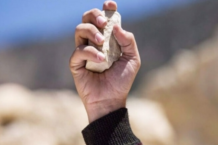 أعمارهم بين 10 و19 سنة.. القبض على 13 شخصا رشقوا أمنيين بالحجارة