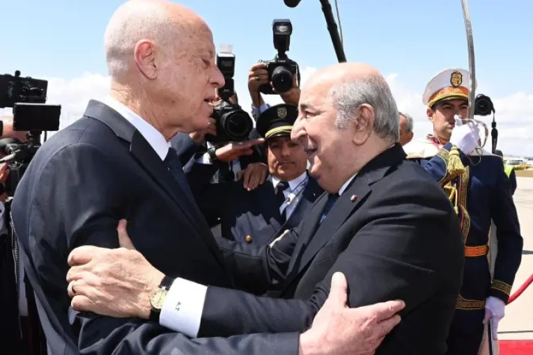 تبون: ”تونس لا تسقط.. تونس دائما واقفة”