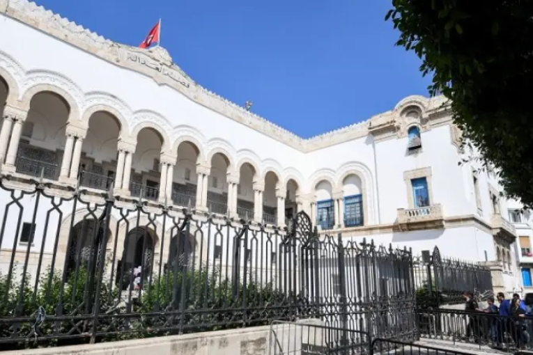 محكمة تونس تُوضّح ملابسات إصدار بطاقة إيداع بالسجن في حق وكيل عام سابق