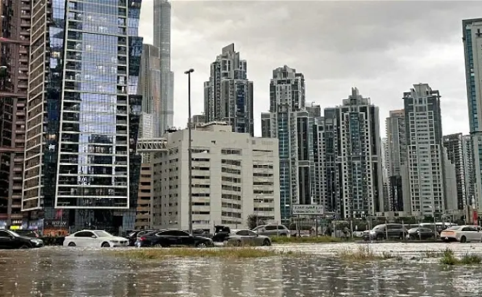 الإمارات تُسجّل أكبر كمية أمطار منذ 75 عاما