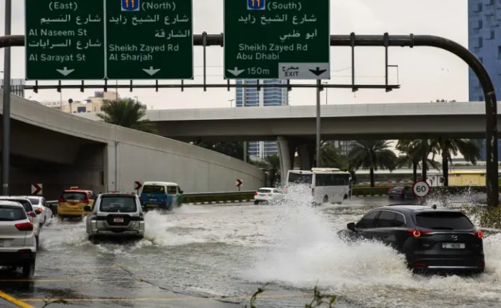 الإمارات.. أمطار غزيرة وسيول والسلطات تحذّر