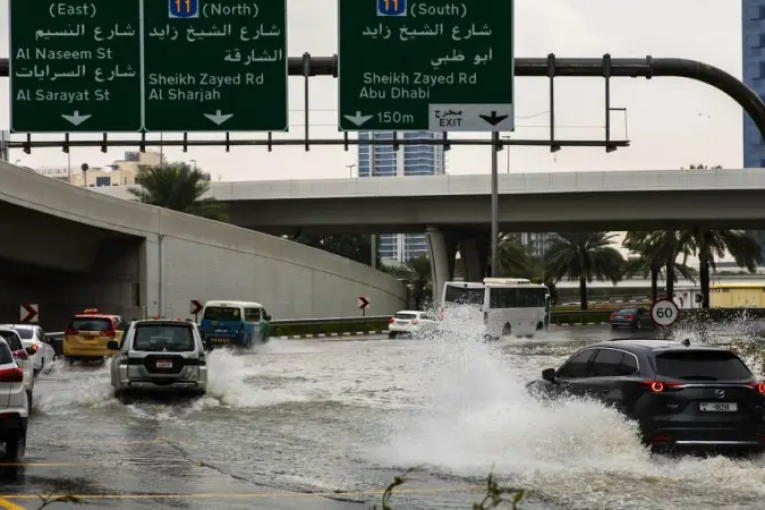 الإمارات.. أمطار غزيرة وسيول والسلطات تحذّر