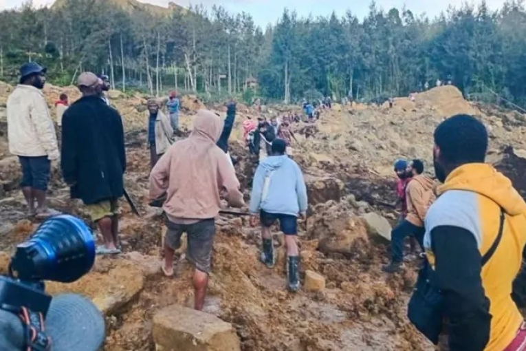 مقتل 100 شخص في انهيار أرضي في غينيا الجديدة